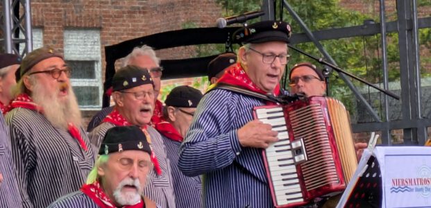 Die Niersmatrosen bei Vereinsbaumfest in Grefrath