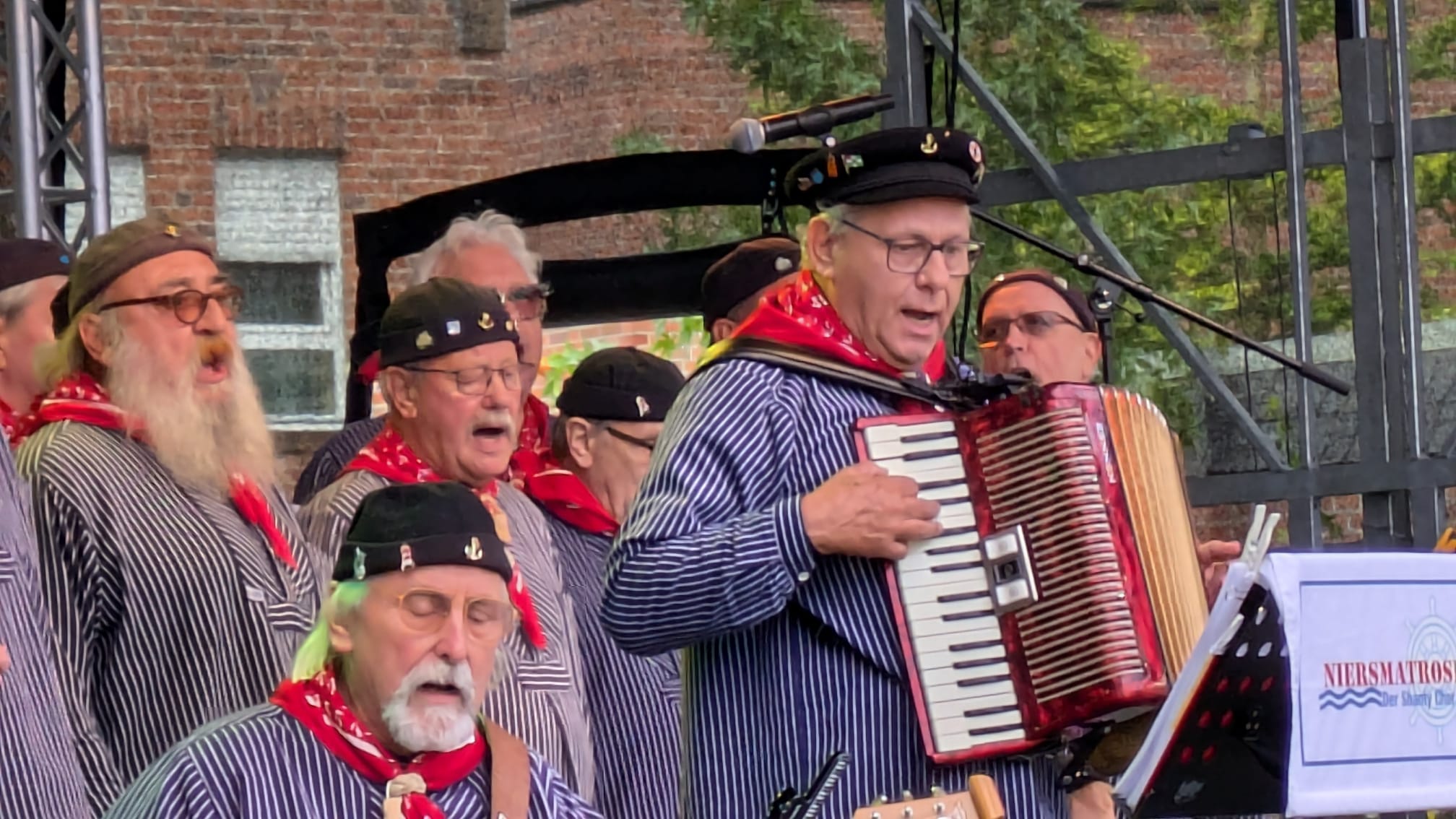 Die Niersmatrosen bei Vereinsbaumfest in Grefrath